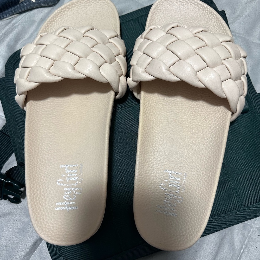 Hey Girl by Corkys. Size 8. Light Blush. Weave band.